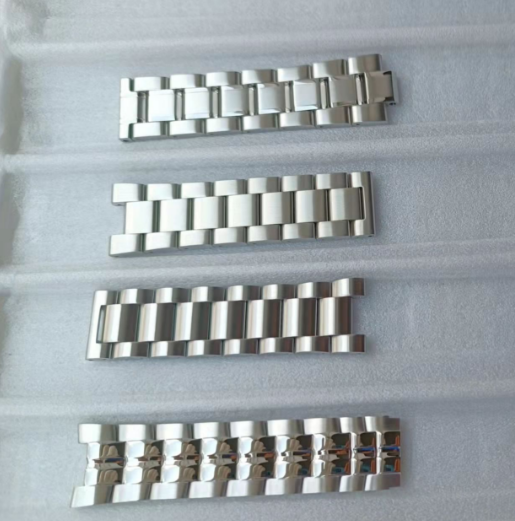 Inspect stainless steel bracelet quality before assembly finished watches